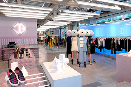 Освещение кассовой зоны в магазине одежды