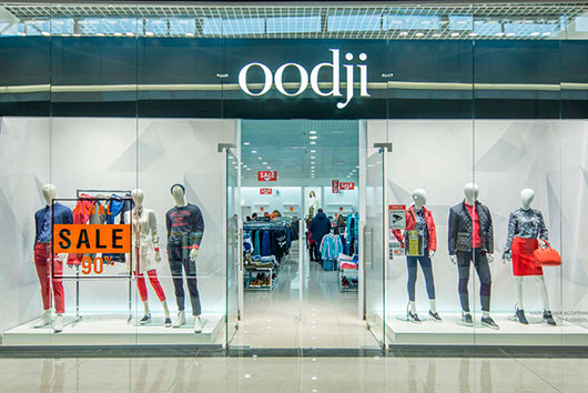 Освещение витрин магазина одежды