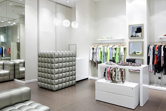 Освещение кассовой зоны в магазине одежды