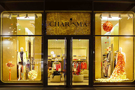 Освещение витрин магазина одежды